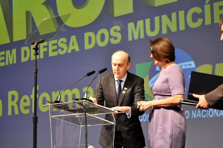 Maior evento político do mundo tem início com assinaturas de cooperações e parcerias