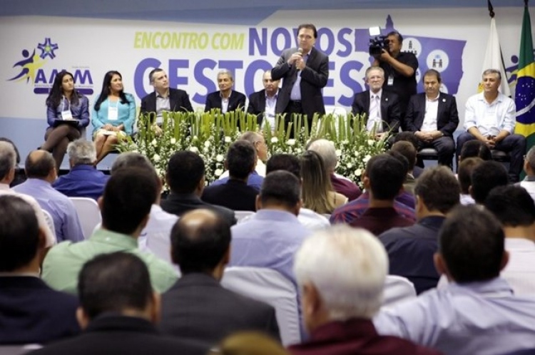 Presidente do TCE reafirma cooperação com prefeitos em evento da AMM