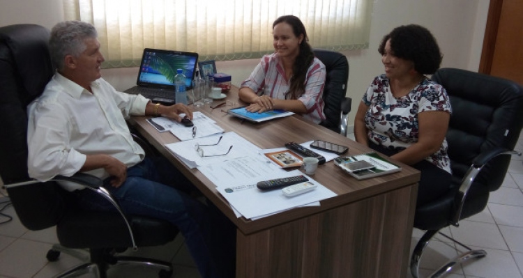 Secretária de Assistência Social visita Câmara e apresenta programação do Mês da Mulher em Jauru