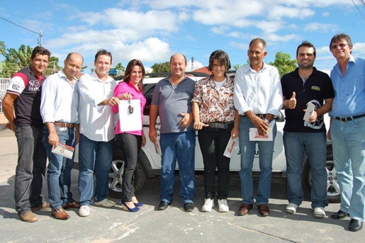 Entrega em Termo de Comodato do Carro à Sec. de Saúde